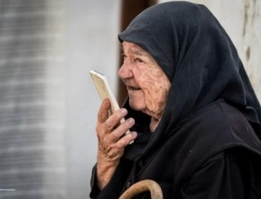 «Γάτα» η γιαγιά - Όχι μόνο δεν την πάτησε αλλά τιμώρησε τους απατεώνες